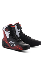 Zapatillas Alpinestars Faster-4, calzado para motociclismo, negro, blanco y rojo oscuro, con cierre de cordones y correa en el tobillo, logo blanco de Alpinestars en el lateral, diseño deportivo con protección reforzada para conducción en carretera