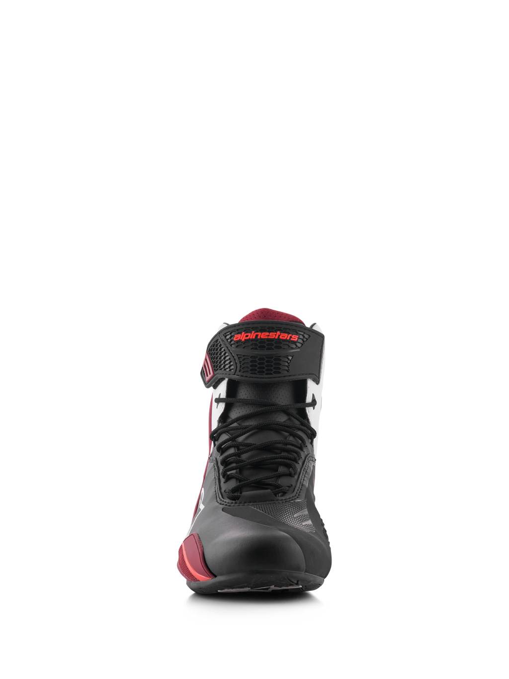 Zapatos Alpinestars Faster-4, Negro Blanco Rojo Oscuro, vista frontal de calzado para motociclismo, con parte superior de microfibra negra con detalles rojos, cierre de cordones y correa de velcro en el tobillo con la marca Alpinestars en rojo