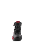 Zapatos Alpinestars Faster-4, Negro Blanco Rojo Oscuro, vista frontal de calzado para motociclismo, con parte superior de microfibra negra con detalles rojos, cierre de cordones y correa de velcro en el tobillo con la marca Alpinestars en rojo