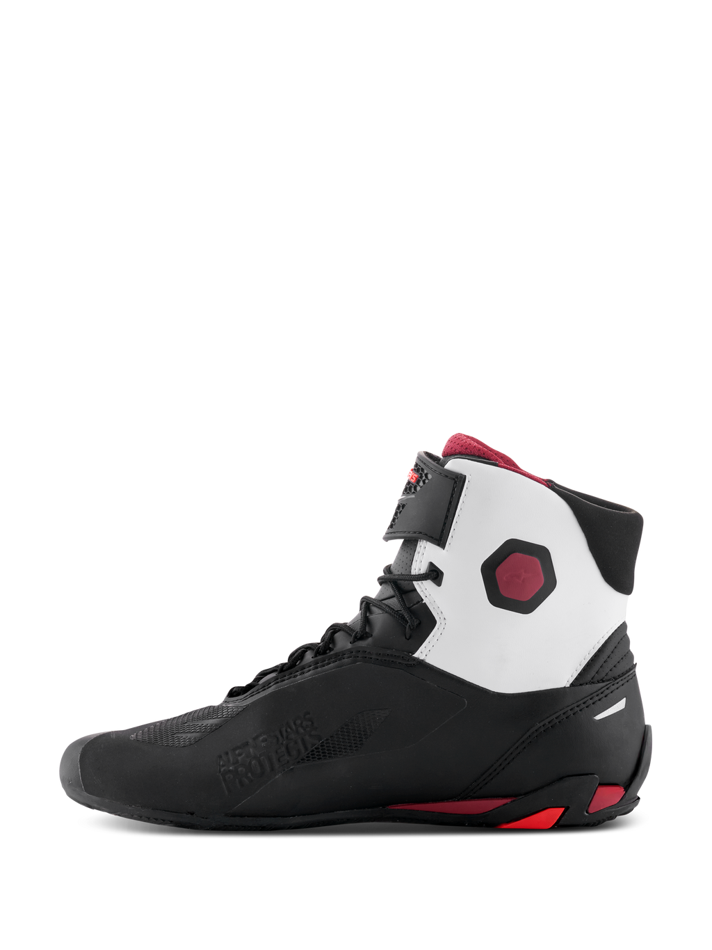 Zapatos Alpinestars Faster-4, calzado de motociclismo, negro, blanco y rojo oscuro, vista de perfil medial con paneles blancos en la parte superior del cuello, chasis de microfibra negra y detalles en rojo oscuro en el talón y el tobillo.