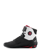 Zapatos Alpinestars Faster-4, calzado de motociclismo, negro, blanco y rojo oscuro, vista de perfil medial con paneles blancos en la parte superior del cuello, chasis de microfibra negra y detalles en rojo oscuro en el talón y el tobillo.