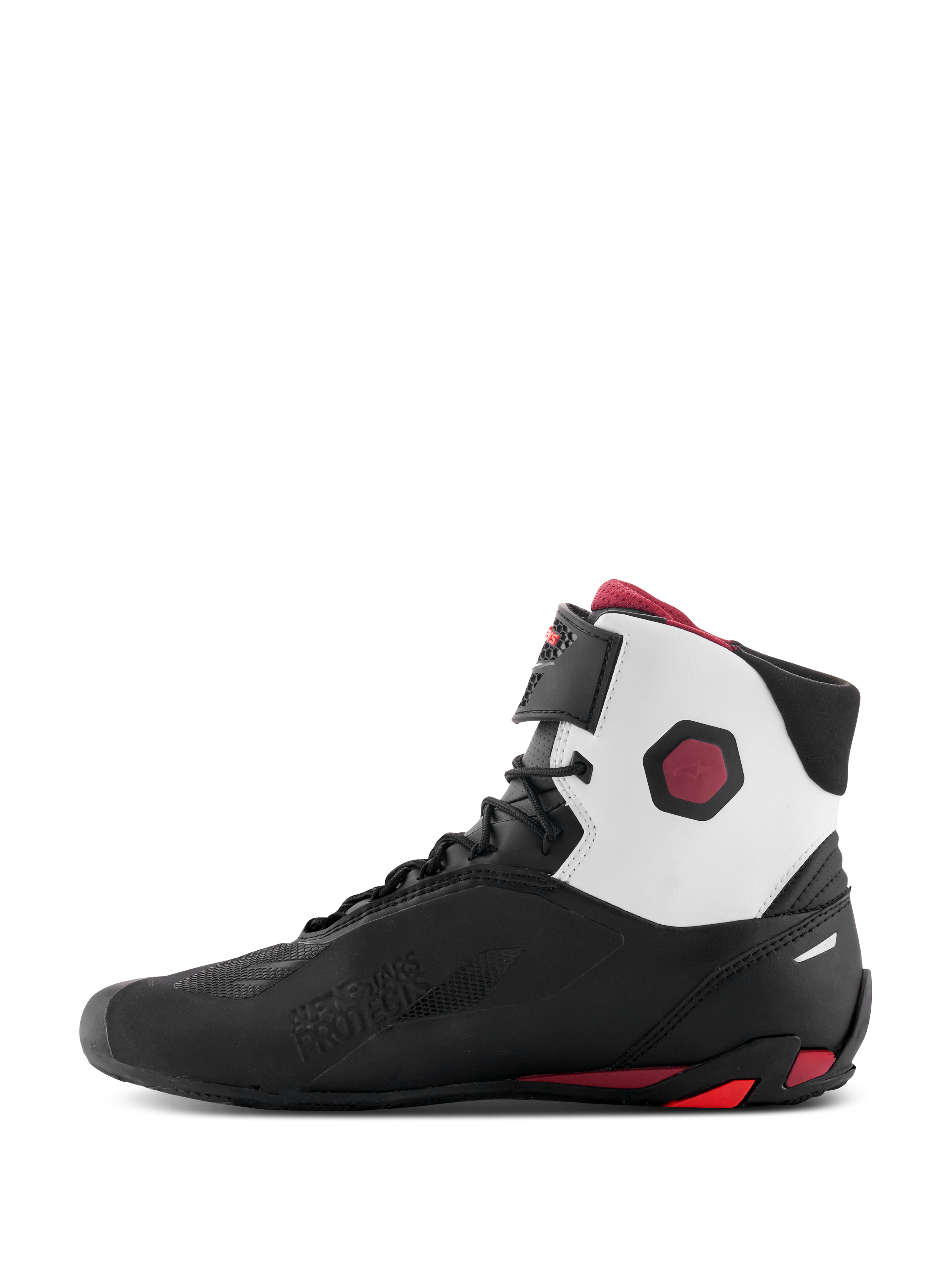 Zapatos Alpinestars Faster-4, calzado de motociclismo, negro, blanco y rojo oscuro, vista de perfil medial con paneles blancos en la parte superior del cuello, chasis de microfibra negra y detalles en rojo oscuro en el talón y el tobillo.