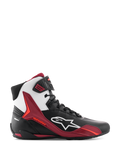 Zapatillas Alpinestars Faster-4, calzado de moto de caña alta, negro, blanco y rojo oscuro, vista de perfil lateral con el logotipo de Alpinestars en blanco y paneles de soporte de TPU rojos, diseño con cordones de estilo deportivo de carreras, construcción duradera de microfibra.