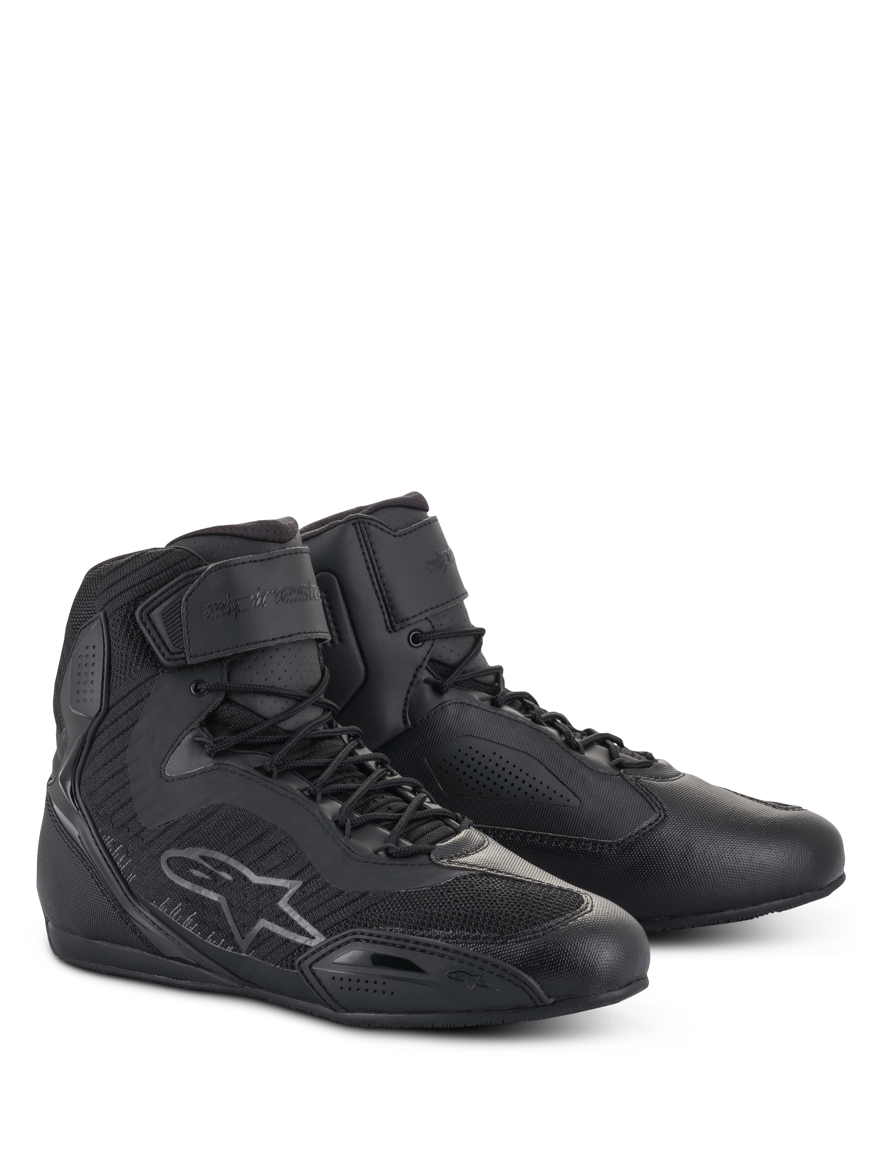 Alpinestars Stella Faster-3 Rideknit para mujer, zapatillas de moto de caña alta en color negro antracita, con construcción de punto sin costuras transpirable, cierre de cordones y correa de velcro en el tobillo, logotipo lateral, paneles protectores reforzados y diseño deportivo.