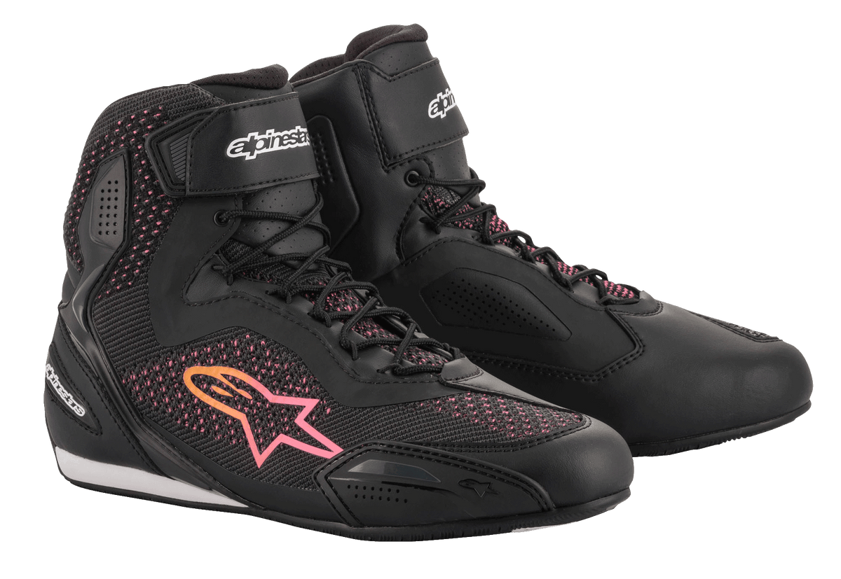 Alpinestars Stella Faster-3 Rideknit® para mujer, zapatillas de moto negras con detalles en amarillo y rosa, cuentan con una parte superior de tejido transpirable, cierre de cordones con correa de velcro en el tobillo y paneles de protección reforzados