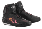 Alpinestars Stella Faster-3 Rideknit® para mujer, zapatillas de moto negras con detalles en amarillo y rosa, cuentan con una parte superior de tejido transpirable, cierre de cordones con correa de velcro en el tobillo y paneles de protección reforzados