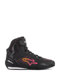 Alpinestars Stella Faster-3 Rideknit® para mujer, zapatos de moto, negro, amarillo y rosa, perfil de vista lateral con parte superior tejida transpirable, logotipo de estrella con degradado vibrante y correa de velcro en el tobillo.