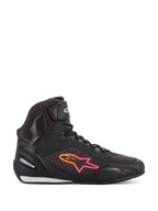 Alpinestars Stella Faster-3 Rideknit® para mujer, zapatos de moto, negro, amarillo y rosa, perfil de vista lateral con parte superior tejida transpirable, logotipo de estrella con degradado vibrante y correa de velcro en el tobillo.