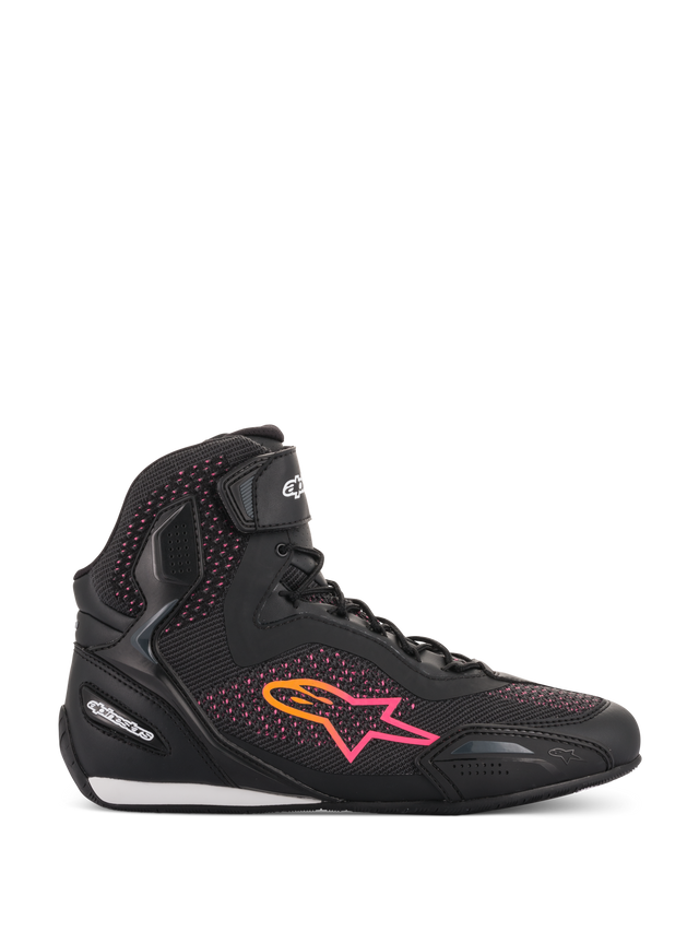 Alpinestars Stella Faster-3 Rideknit® para mujer, zapatos de moto, negro, amarillo y rosa, perfil de vista lateral con parte superior tejida transpirable, logotipo de estrella con degradado vibrante y correa de velcro en el tobillo.