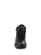Zapatillas Alpinestars Stella Faster-4 para mujer, calzado de motociclismo, negro y rosa diva, vista frontal con cordones negros, correa ajustable en el tobillo con logotipo rosa y construcción elegante de microfibra