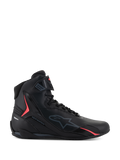 Alpinestars Stella Faster-4 Shoes, zapatillas de moto para mujer, negras con detalles en rosa Diva, vista lateral, diseño de caña alta con cordones y correa en el tobillo, calzado protector urbano deportivo