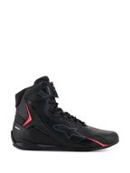 Alpinestars Stella Faster-4 Shoes, zapatillas de moto para mujer, negras con detalles en rosa Diva, vista lateral, diseño de caña alta con cordones y correa en el tobillo, calzado protector urbano deportivo