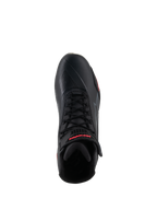 Zapatillas Alpinestars Stella Faster-4 para mujer, negro y rosa diva, vista superior de una sola zapatilla de motociclismo, con cordones negros, correa en el tobillo con marca en rojo y parte superior de microfibra elegante