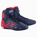 Alpinestars MM93 Austin Riding Shoe, azul noche y rojo brillante, calzado de motociclismo de caña alta con el llamativo logotipo 93 en el lateral, cierre seguro de cordones y correa de velcro, diseño deportivo para conducción en carretera