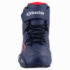 Alpinestars Austin Riding Shoe, vista frontal, azul marino noche y rojo brillante, con cordones negros, correa de velcro en el tobillo con logo blanco y construcción de microfibra perforada.