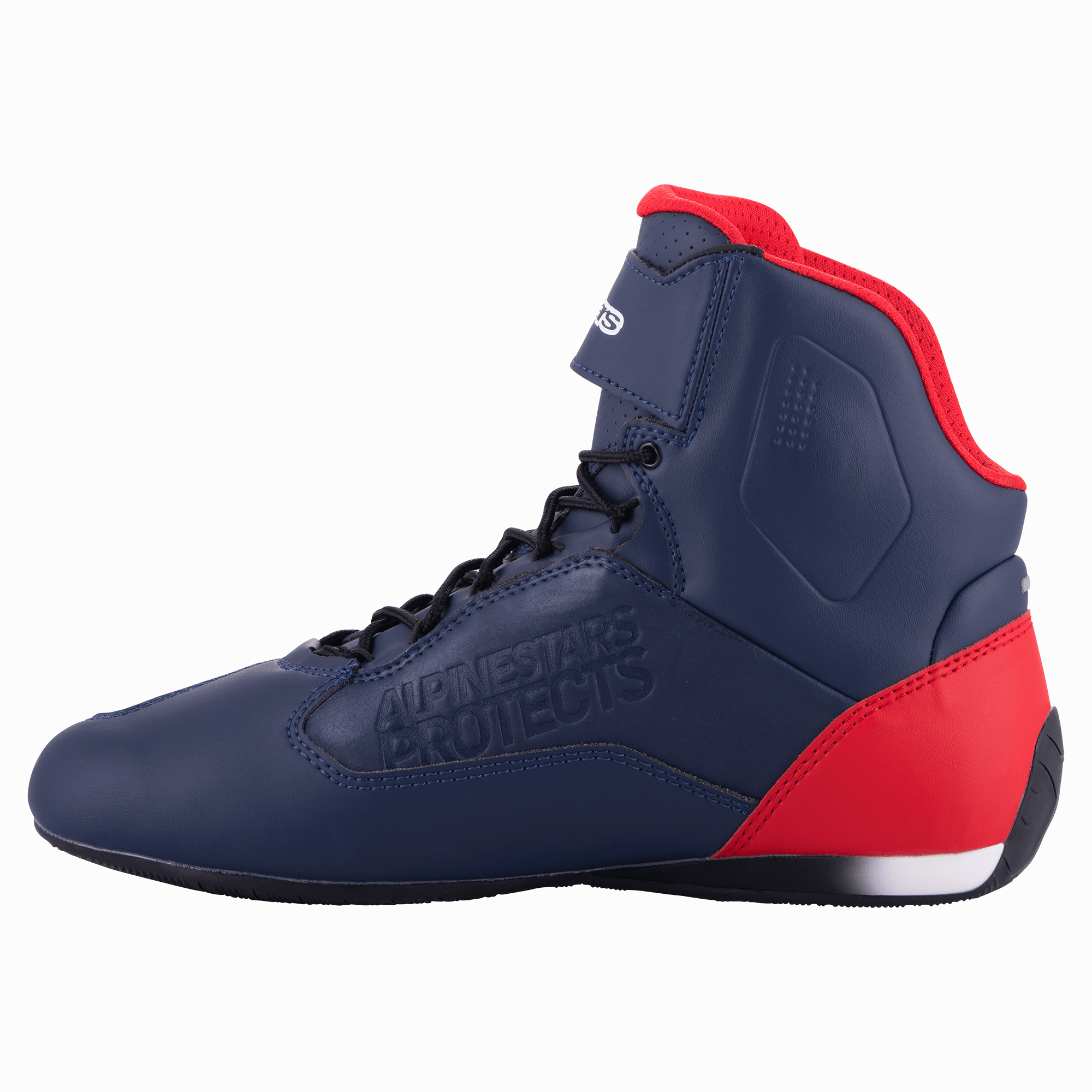 Zapatilla de moto Alpinestars Austin, azul marino y rojo brillante, vista de perfil que muestra la parte superior de microfibra con detalles en rojo en el talón y el cuello, cordones negros, marca grabada 'Alpinestars Protects', calzado de motociclismo de caña alta