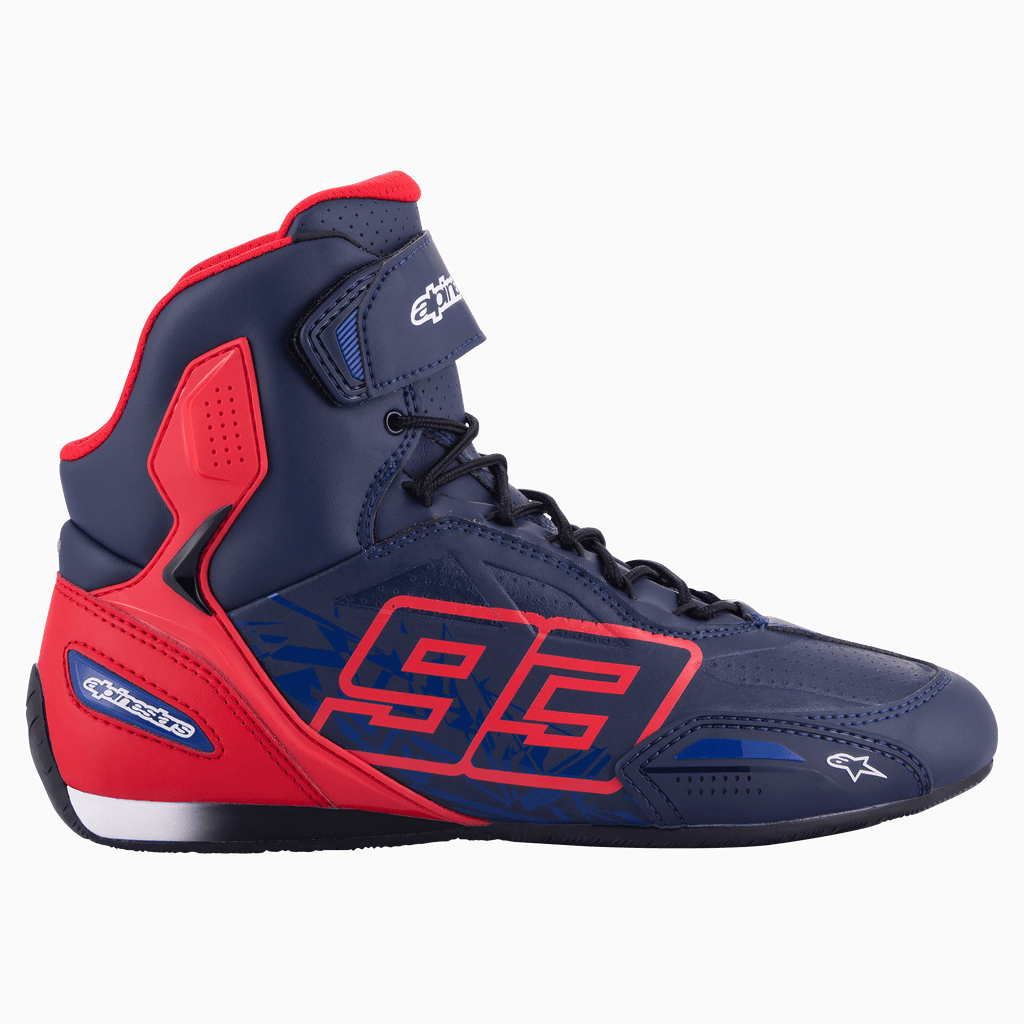 Alpinestars Austin Riding Shoe, zapatilla de moto de caña alta, azul marino y rojo brillante, con el gráfico del número 93 de MM93, cierre de cordones con correa de velcro, diseño deportivo inspirado en la competición y confección en microfibra