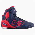 Alpinestars Austin Riding Shoe, zapatilla de moto de caña alta, azul marino y rojo brillante, con el gráfico del número 93 de MM93, cierre de cordones con correa de velcro, diseño deportivo inspirado en la competición y confección en microfibra