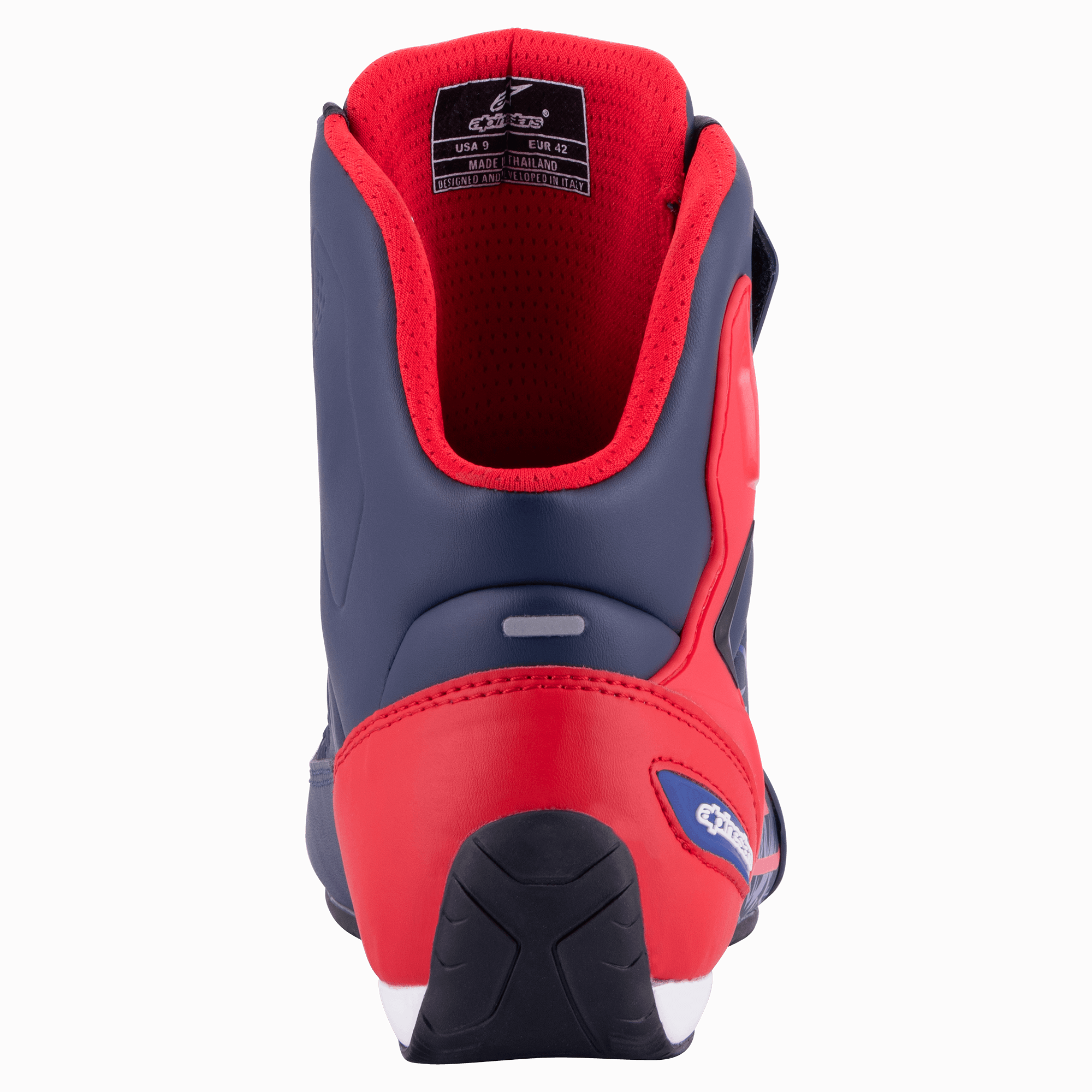 Alpinestars Austin Riding Shoe, azul marino y rojo brillante, vista trasera que muestra el contrafuerte del talón de TPU reforzado, forro de malla roja y suela de goma texturizada, calzado deportivo para motociclismo