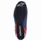 Zapatillas Alpinestars Austin Riding Shoe, azul marino noche y rojo brillante, vista inferior que muestra la suela de goma negra con agarre ondulado texturizado y el logotipo de Alpinestars en blanco