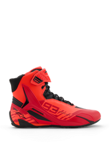 Zapatillas Alpinestars MM93 Faster-4, zapatillas para motociclismo, rojo flúor, rojo brillante y negro, vista de perfil lateral, con logotipos llamativos de Marc Marquez 93, cierre de cordones con correa de gancho y bucle en el tobillo y detalles protectores de TPR.