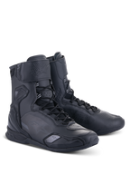 Zapatos Alpinestars Superfaster, calzado de motociclismo de caña alta en color negro, con sistema de cordones rápidos, protección reforzada en el tobillo y el talón, y construcción estilizada en microfibra para conducción en carretera.