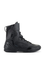 Alpinestars Superfaster Shoes, zapatos de motociclismo, negro, vista de perfil lateral de calzado técnico de caña alta con protección integrada, sistema de cordones rápidos y correa de velcro en el tobillo