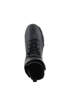 Zapatos Alpinestars Superfaster, calzado para motociclismo, negro sobre negro, vista superior que destaca el sistema de cordones rápidos y el cuello de caña alta, diseño técnico elegante con puntera reforzada.