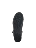 Zapatos Alpinestars Superfaster, negros, vista inferior que muestra la suela de goma con patrones de agarre y dibujo técnicos, con el logotipo y la marca Alpinestars, diseñados para la estabilidad al conducir motocicletas.