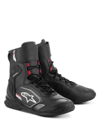 Alpinestars Superfaster Shoes, zapatos de motociclismo, negro, gris y rojo brillante, perfil alto con protección integrada para la espinilla y el tobillo, sistema de cordones rápidos, diseño atlético elegante con el logotipo de Alpinestars