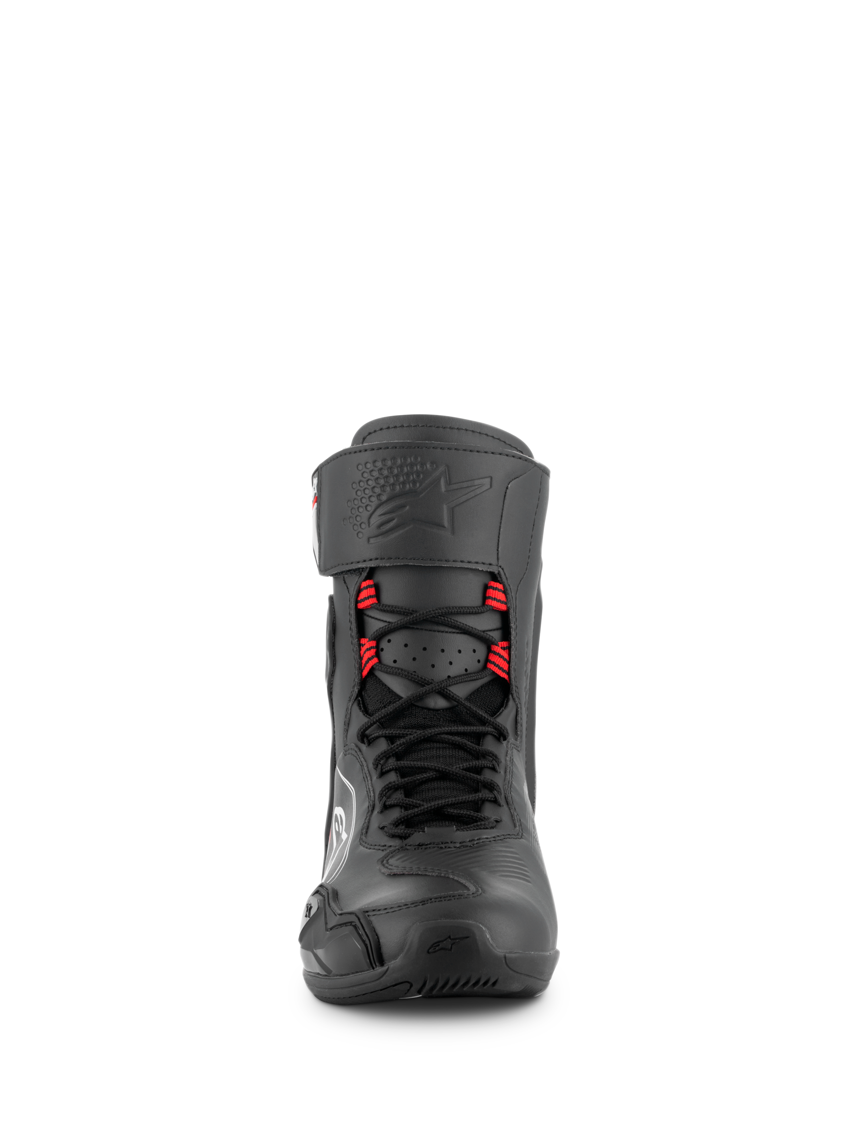 Zapatos Alpinestars Superfaster, calzado para motociclismo en negro, gris y rojo brillante, vista frontal que muestra cordones rápidos con presillas rojas, perfil protector alto con correa en el tobillo, puntera reforzada y diseño técnico para rendimiento deportivo y en carretera
