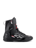 Zapatos Alpinestars Superfaster, zapatos de motociclismo de caña alta, negro, gris y rojo brillante, vista de perfil lateral con el logo blanco de Alpinestars, protección reforzada en el tobillo y el talón, sistema de cordones con correa superior