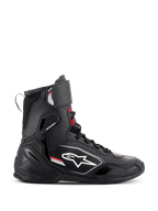Zapatos Alpinestars Superfaster, calzado de motociclismo de caña alta en negro, gris y rojo brillante, vista lateral con logotipo de Alpinestars en blanco, detalles de cordones en rojo y paneles de protección integrados para soporte de tobillo y talón