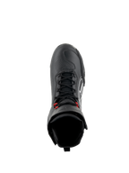 Zapatos Alpinestars Superfaster, calzado de moto en negro, gris y rojo brillante, vista superior que muestra cordones rápidos negros con detalles rojos, puntera reforzada y cuello de tobillo alto, calzado técnico para conducción en carretera y deportiva