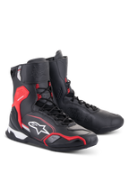 Zapatos Alpinestars Superfaster, zapatos de motociclismo, negro, rojo brillante y blanco, diseño de caña alta con sistema de cordones rápidos, protección reforzada en el tobillo y el talón, con el logotipo de Alpinestars y construcción de microfibra técnica