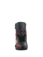 Zapatos Alpinestars Superfaster, calzado de motociclismo de corte alto, color negro con detalles en rojo brillante y blanco, vista frontal con sistema de cordones rápidos, correa protectora de espinilla con logo de estrella grabado y zona de la puntera reforzada.