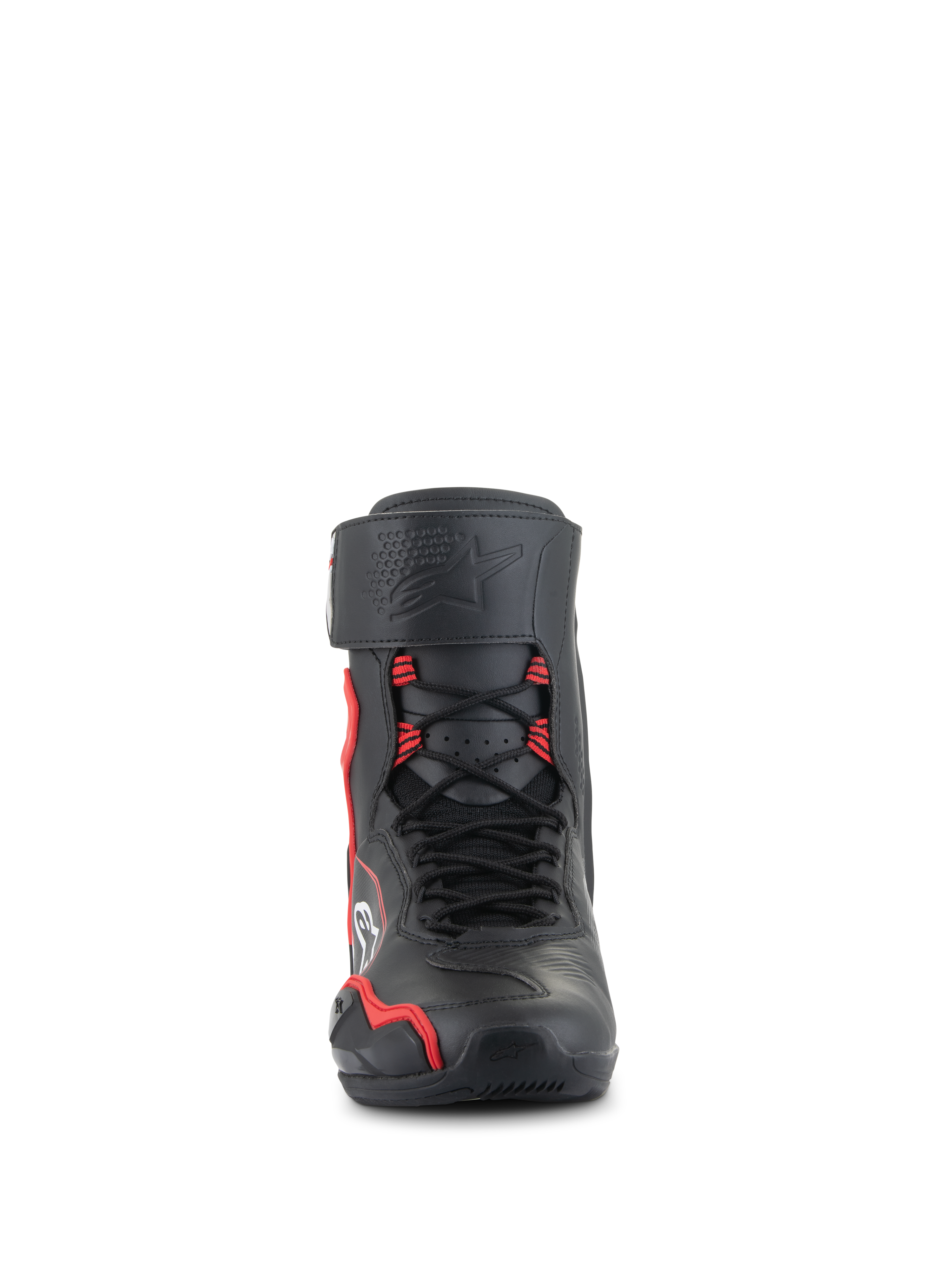 Zapatos Alpinestars Superfaster, calzado de motociclismo de corte alto, color negro con detalles en rojo brillante y blanco, vista frontal con sistema de cordones rápidos, correa protectora de espinilla con logo de estrella grabado y zona de la puntera reforzada.