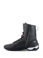 Zapatos Alpinestars Superfaster, calzado de motociclismo de caña alta, negros con detalles en rojo brillante y blanco, con cremallera lateral interna, sistema de cordones rápidos y refuerzo de talón de TPU, diseño atlético estilizado para conducción en carretera y deportiva