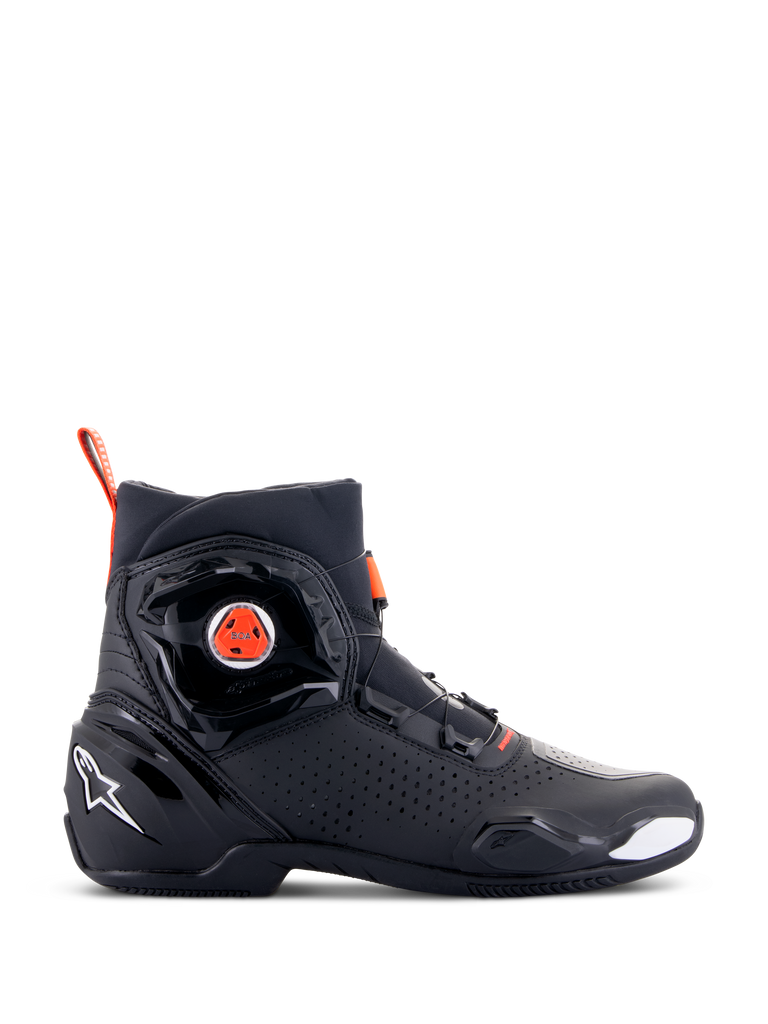 Zapatos de moto Alpinestars SP-2, calzado deportivo para motociclista, color negro con detalles en blanco y rojo flúor, perfil lateral que muestra el dial de cierre rápido BOA, construcción de microfibra perforada y logotipo de estrella blanca en el talón