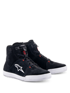 Zapatos Alpinestars Chrome, calzado para motociclista, negro y gris con detalles en rojo flúor, silueta de caña alta, parte superior de ante con suela de goma blanca, logotipo lateral blanco y cierre elástico de acción rápida, estilo urbano casual