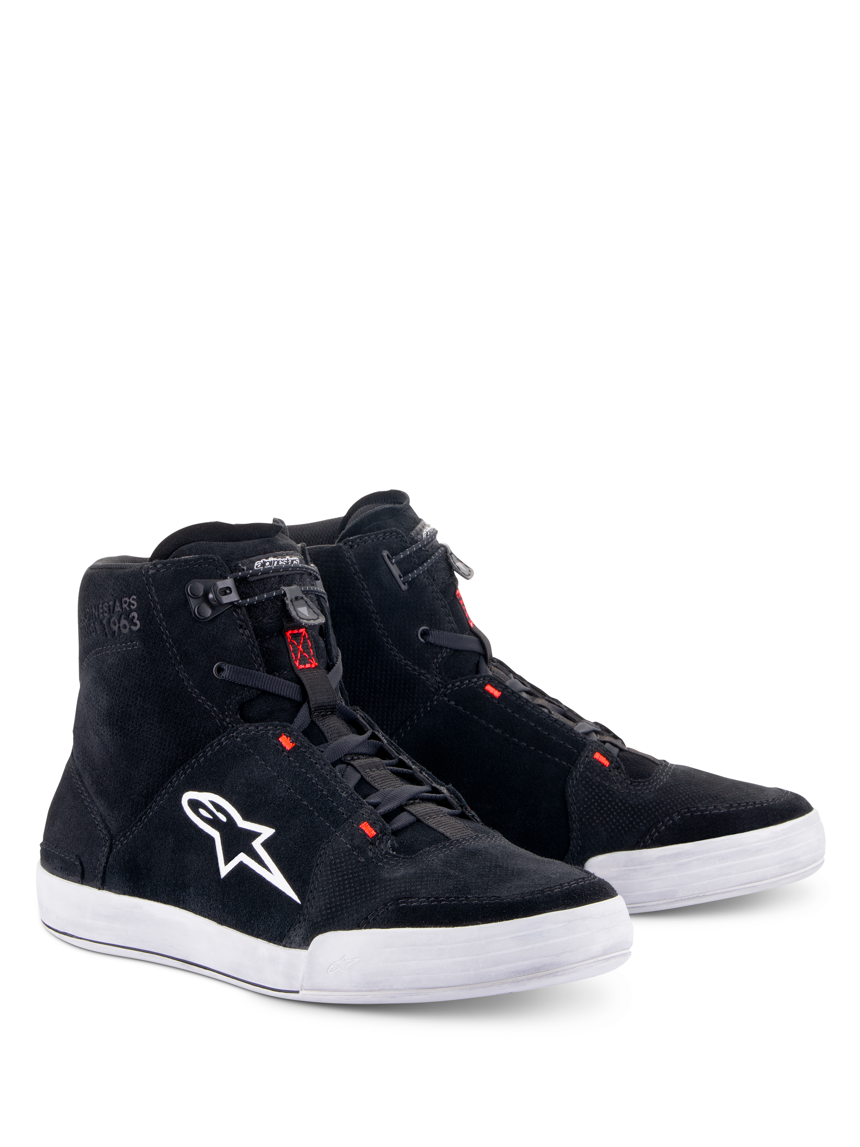 Zapatos Alpinestars Chrome, calzado para motociclista, negro y gris con detalles en rojo flúor, silueta de caña alta, parte superior de ante con suela de goma blanca, logotipo lateral blanco y cierre elástico de acción rápida, estilo urbano casual