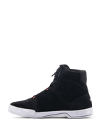 Zapatos Alpinestars Chrome, calzado para montar en moto, negro y gris con rojo flúor, vista de perfil lateral con construcción de ante dividido y suela de goma blanca, silueta de zapatilla informal para conducción urbana