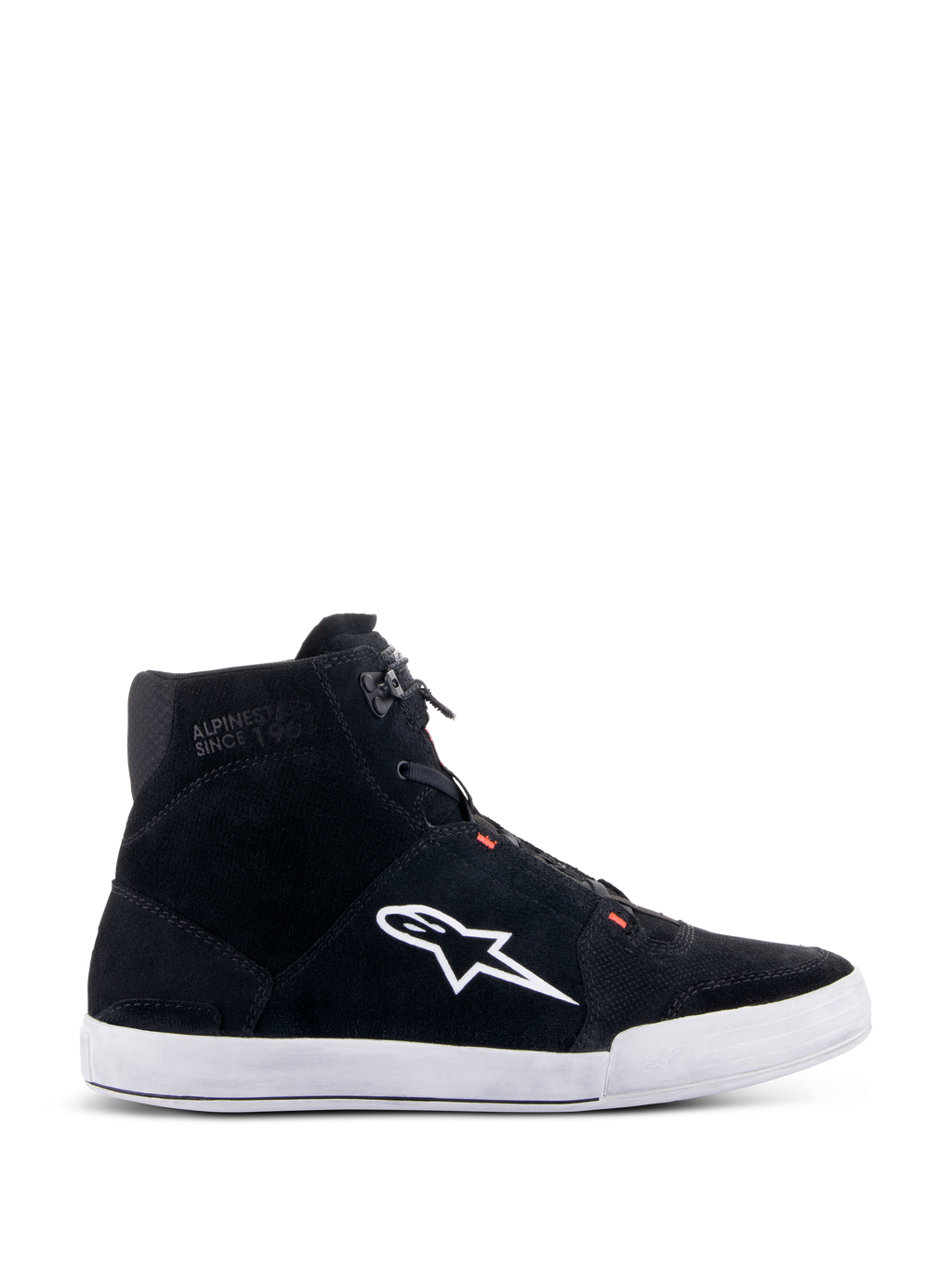 Alpinestars Chrome Shoes, zapatos de moto urbanos, negros y blancos con detalles en rojo fluo, perfil lateral con construcción en ante dividido, gran logotipo A-star blanco, suela de goma blanca y silueta casual inspirada en zapatillas para trayectos diarios en moto