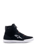 Alpinestars Chrome Shoes, zapatos de moto urbanos, negros y blancos con detalles en rojo fluo, perfil lateral con construcción en ante dividido, gran logotipo A-star blanco, suela de goma blanca y silueta casual inspirada en zapatillas para trayectos diarios en moto