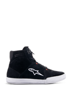 Alpinestars Chrome Shoes, zapatos de moto urbanos, negros y blancos con detalles en rojo fluo, perfil lateral con construcción en ante dividido, gran logotipo A-star blanco, suela de goma blanca y silueta casual inspirada en zapatillas para trayectos diarios en moto