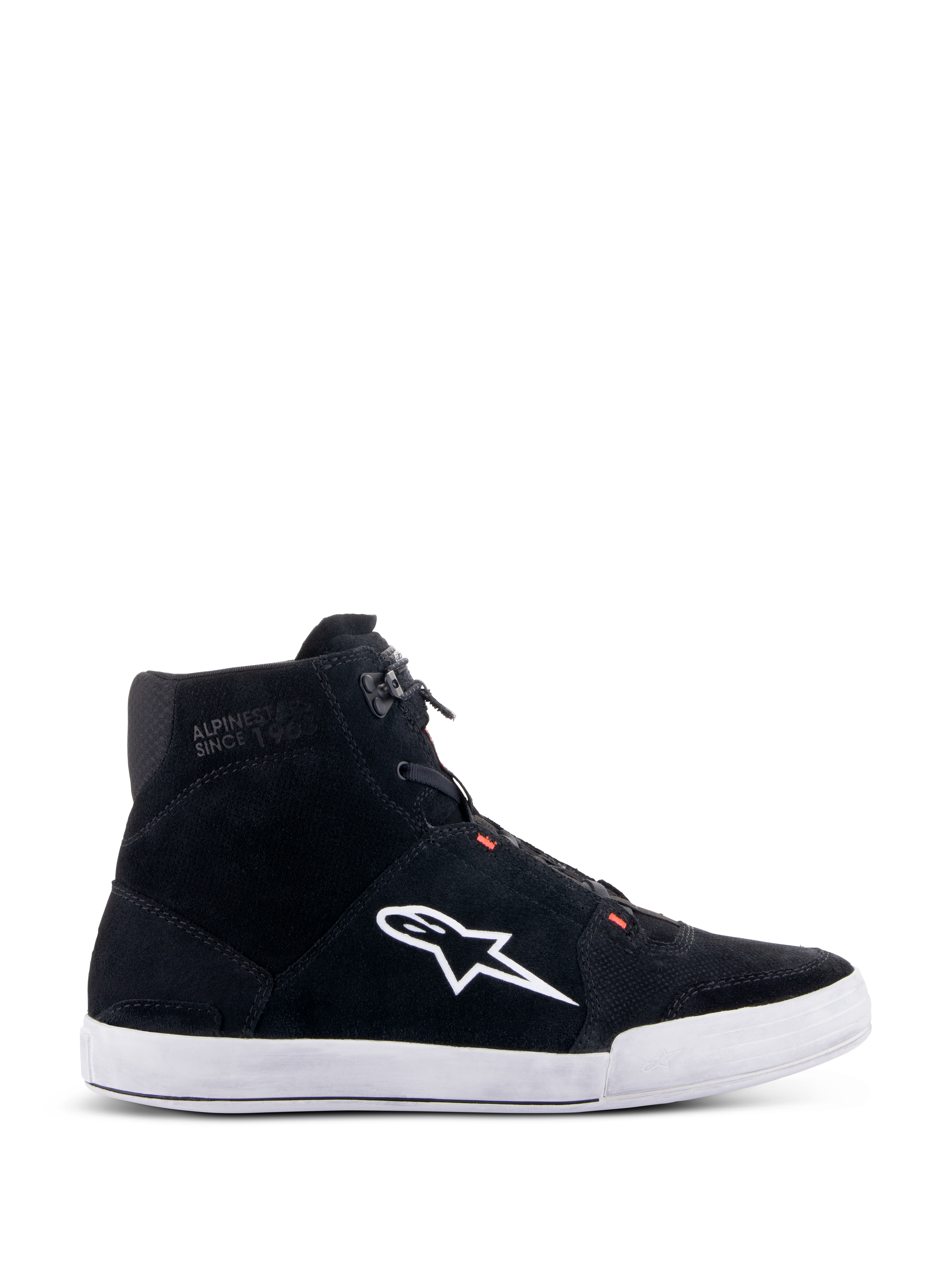 Alpinestars Chrome Shoes, zapatos de moto urbanos, negros y blancos con detalles en rojo fluo, perfil lateral con construcción en ante dividido, gran logotipo A-star blanco, suela de goma blanca y silueta casual inspirada en zapatillas para trayectos diarios en moto