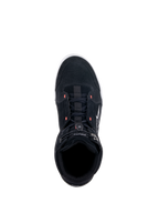 Alpinestars Chrome Shoes, zapatos de moto negros, vista superior que muestra la parte superior de ante dividido con detalles en rojo flúor, estilo urbano casual con un cierre elástico en la parte superior y logotipo blanco en el lateral.