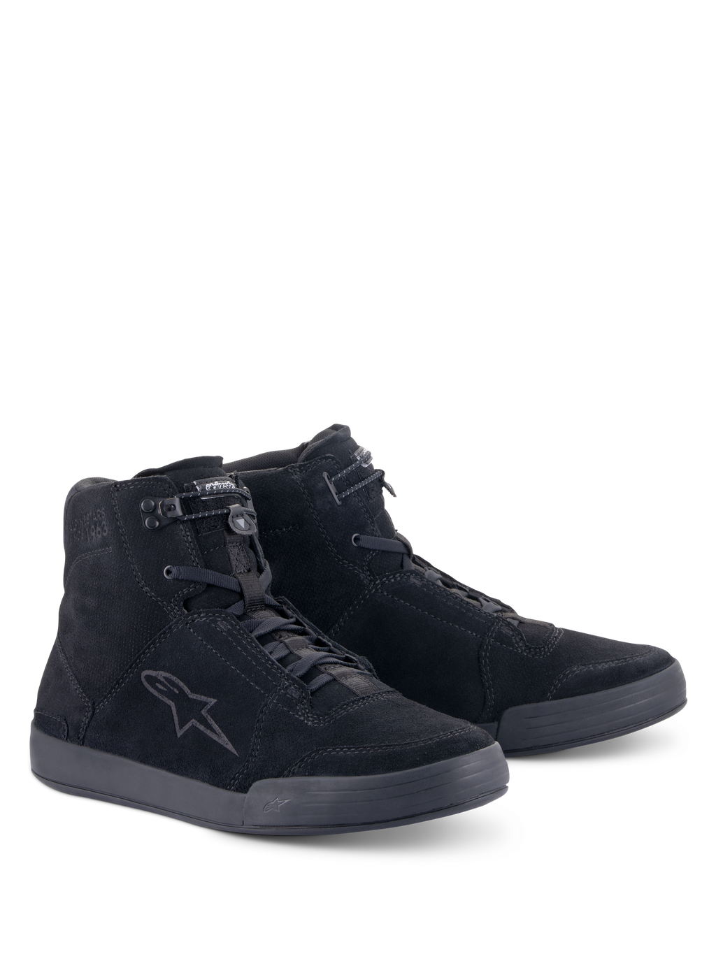 Zapatos Alpinestars Chrome, calzado de moto urbano, negro, construcción de ante dividido de caña alta, con logotipo de estrella tonal en el lateral, cierre frontal con cordones y parte superior elástica, y suela de goma plana para un estilo casual urbano.