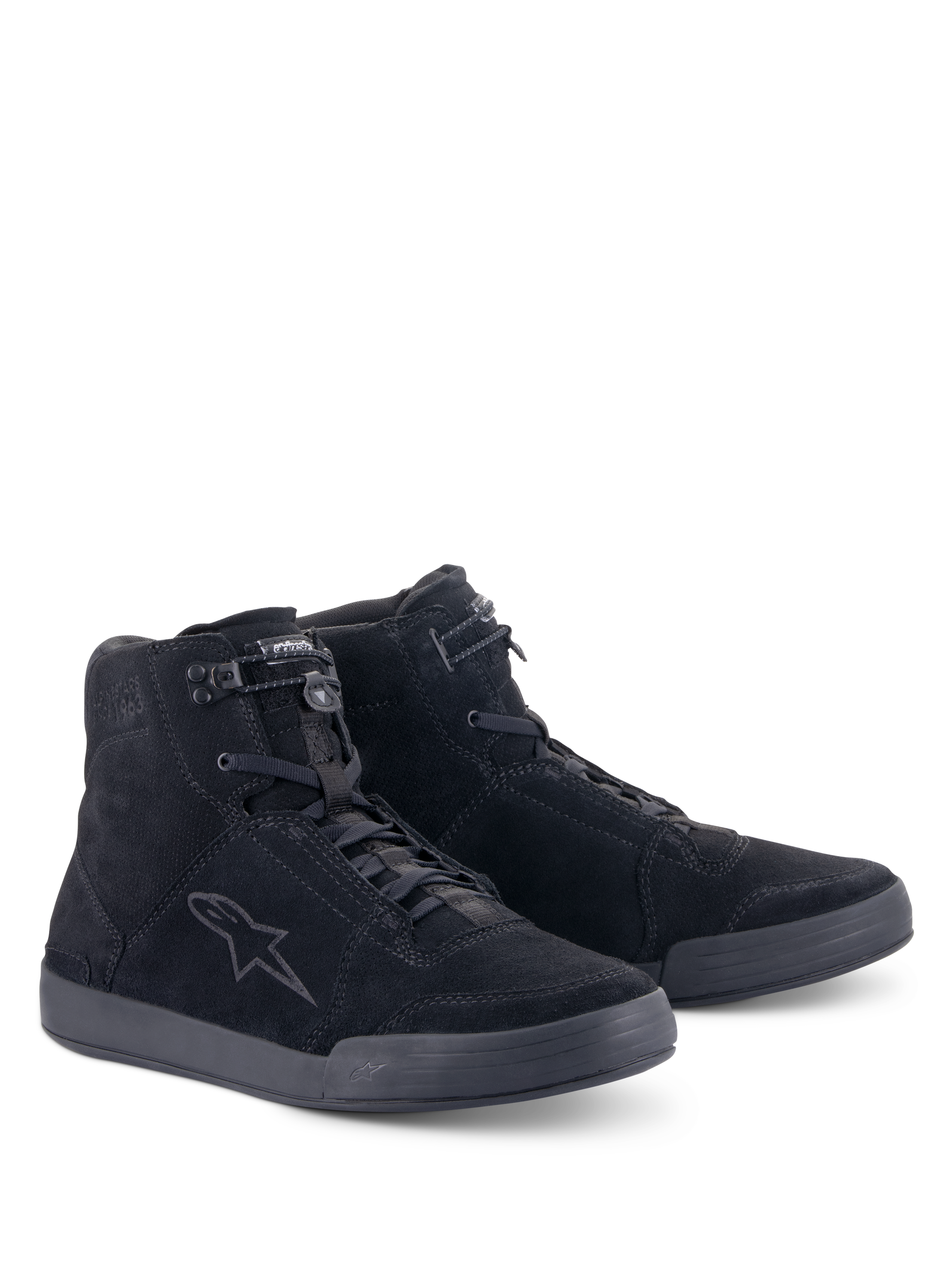 Zapatos Alpinestars Chrome, calzado de moto urbano, negro, construcción de ante dividido de caña alta, con logotipo de estrella tonal en el lateral, cierre frontal con cordones y parte superior elástica, y suela de goma plana para un estilo casual urbano.