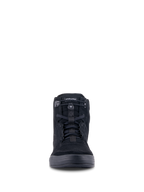 Alpinestars Chrome Shoes, calzado urbano para motocicleta, negro sobre negro, vista frontal que muestra la silueta de caña alta, material de ante dividido con cierre elástico superior y cordones negros, diseño casual de estilo urbano